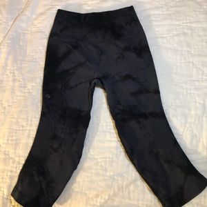 Lululemon tie-dye grey and black capris sculpting